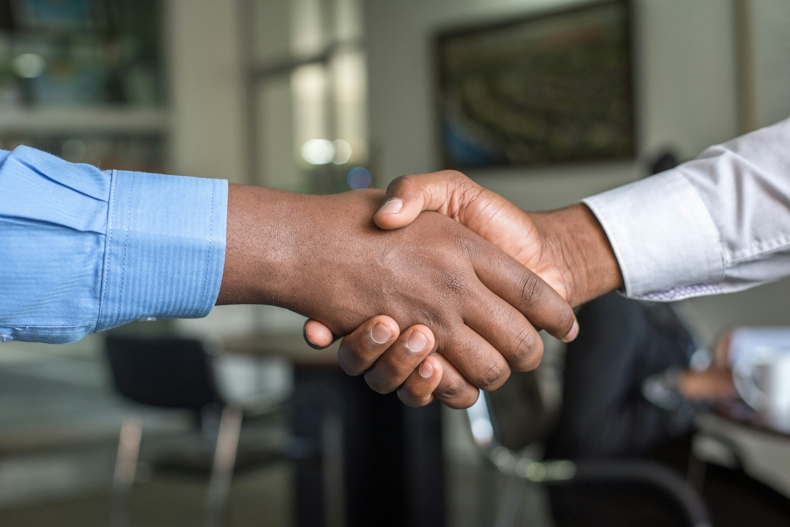 Handshake closing a deal at the end of a B2B sales process