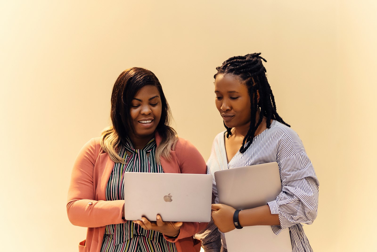 Manager and employee using a one on one meeting template during a coffee meeting
